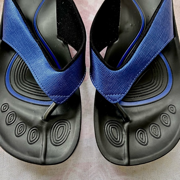 Aerothotic Blue Black Size 8 Flip Flops Matte Gloss Metallic Sandals NEW - Picture 4 of 14